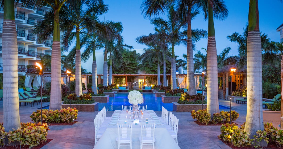 H2Oasis Adult Pool Bar by the pool with cocktails